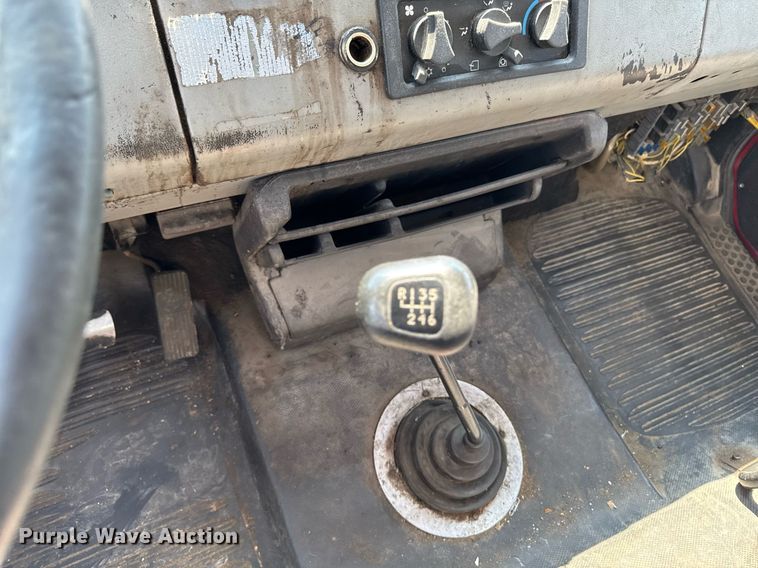 image for item DV2738 2000 Freightliner FL70 box truck