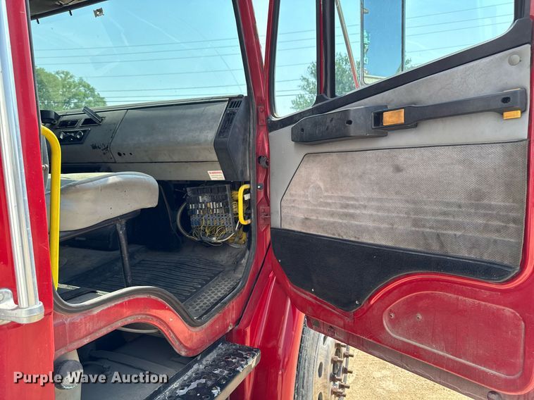 image for item DV2738 2000 Freightliner FL70 box truck