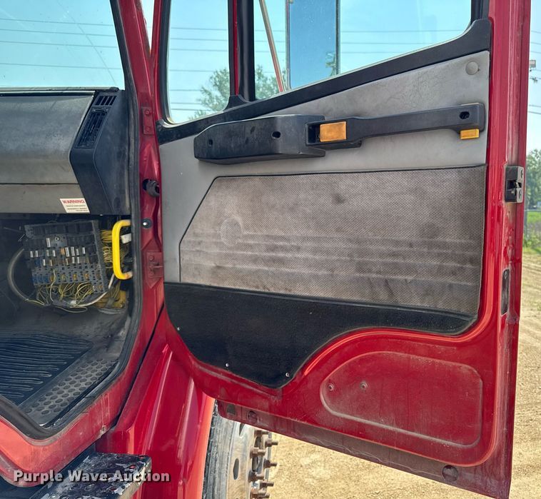 image for item DV2738 2000 Freightliner FL70 box truck