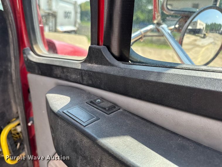 image for item DV2738 2000 Freightliner FL70 box truck