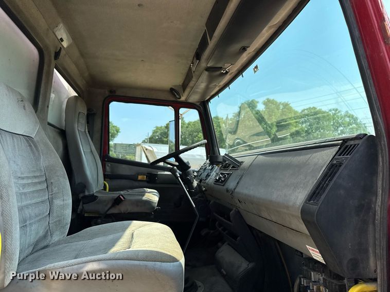 image for item DV2738 2000 Freightliner FL70 box truck