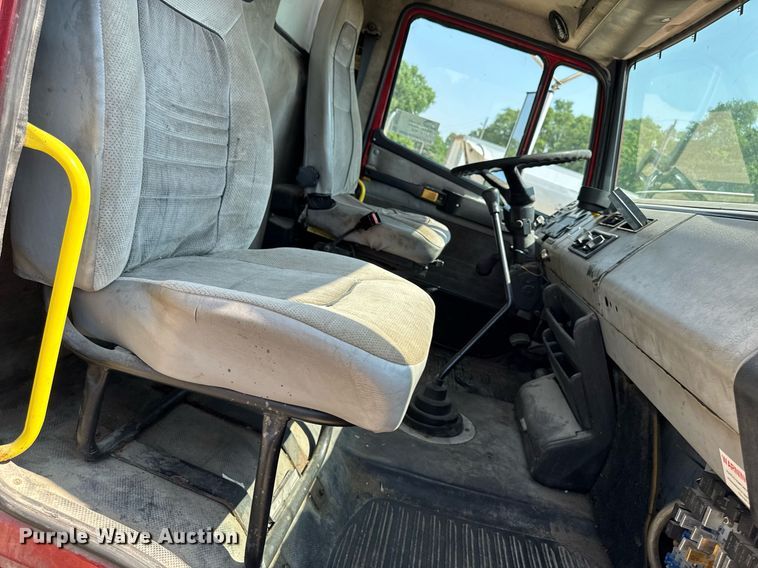 image for item DV2738 2000 Freightliner FL70 box truck