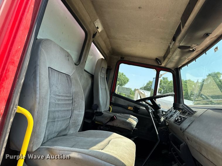 image for item DV2738 2000 Freightliner FL70 box truck