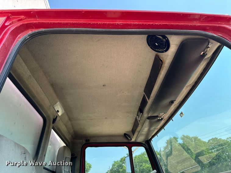 image for item DV2738 2000 Freightliner FL70 box truck