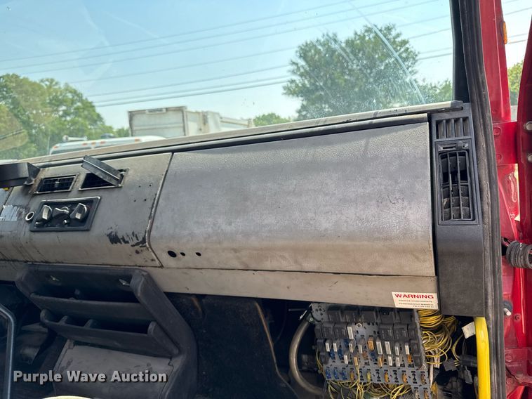 image for item DV2738 2000 Freightliner FL70 box truck