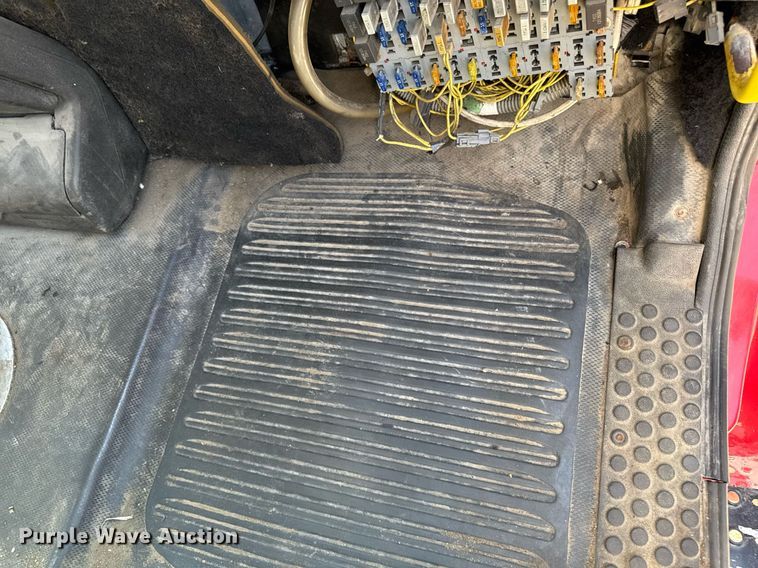 image for item DV2738 2000 Freightliner FL70 box truck