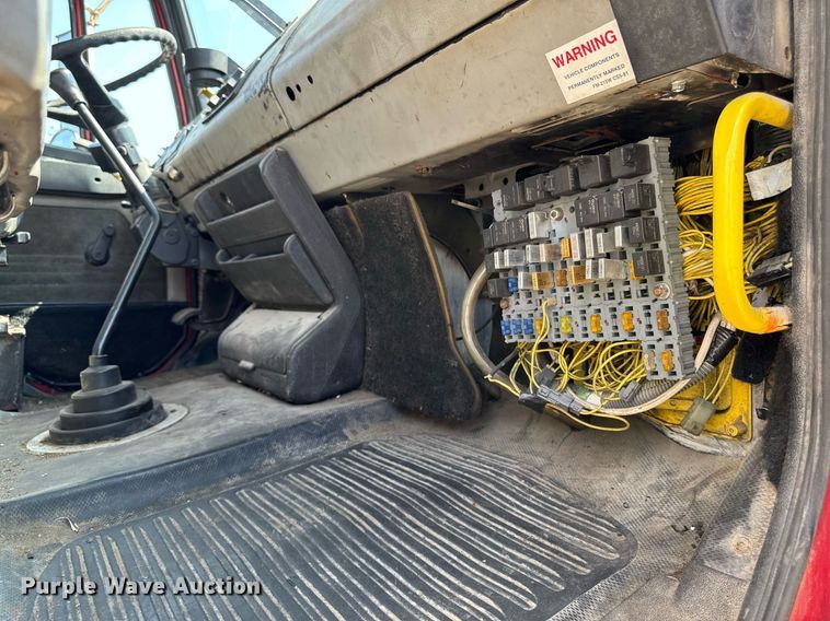 image for item DV2738 2000 Freightliner FL70 box truck