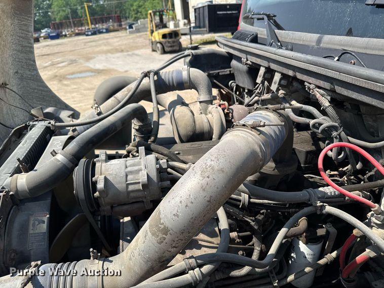 image for item DV2738 2000 Freightliner FL70 box truck