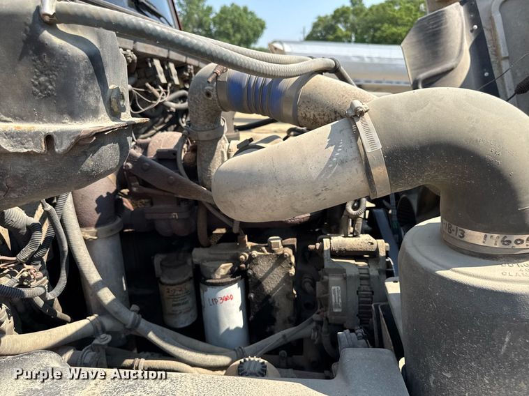 image for item DV2738 2000 Freightliner FL70 box truck