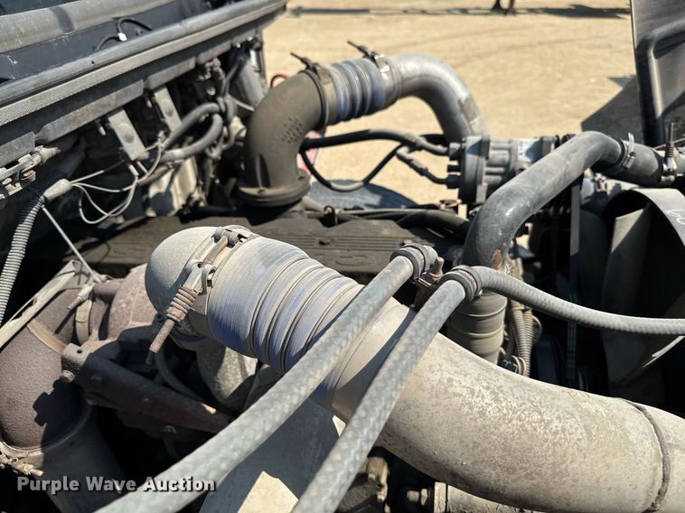 image for item DV2738 2000 Freightliner FL70 box truck