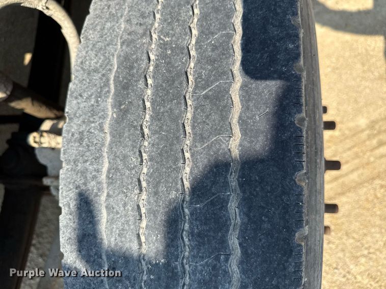 image for item DV2738 2000 Freightliner FL70 box truck