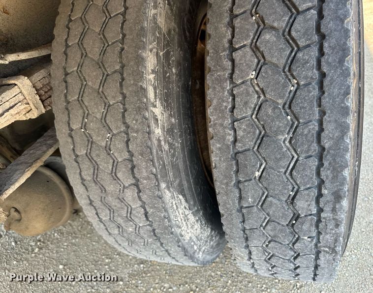 image for item DV2738 2000 Freightliner FL70 box truck