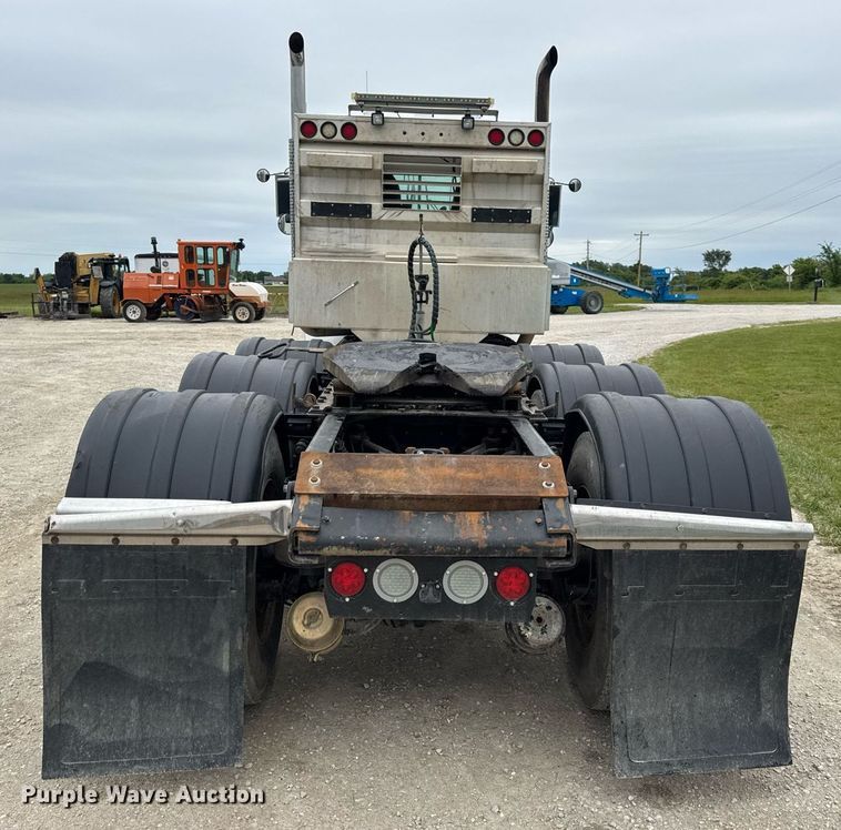 image for item DV4097 2014 Kenworth T800 semi truck