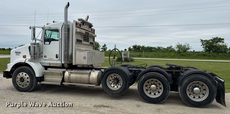 image for item DV4097 2014 Kenworth T800 semi truck