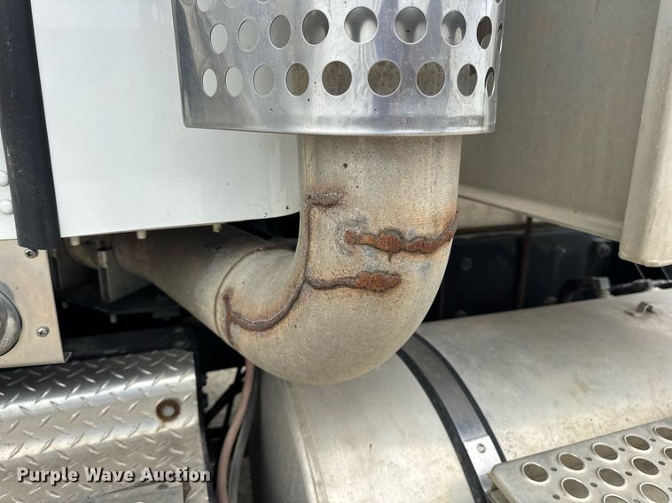 image for item DV4097 2014 Kenworth T800 semi truck