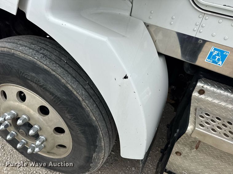 image for item DV4097 2014 Kenworth T800 semi truck