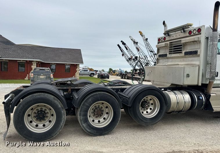 image for item DV4097 2014 Kenworth T800 semi truck