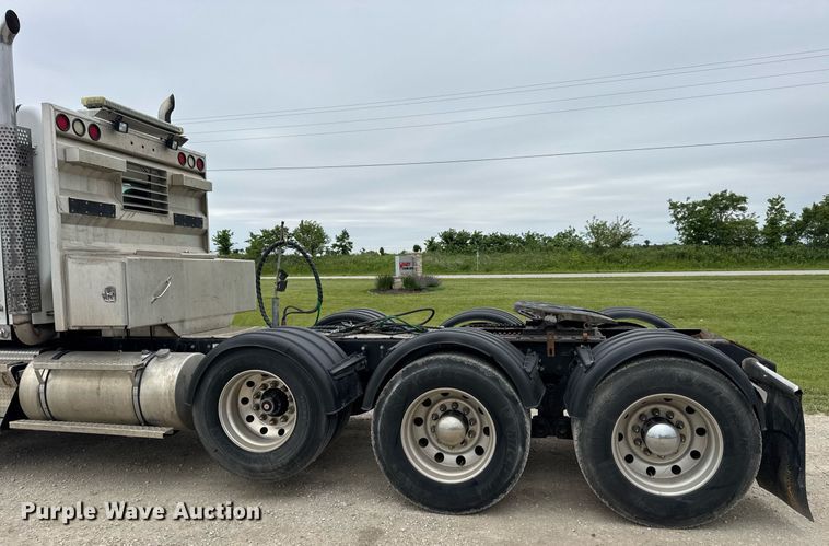 image for item DV4097 2014 Kenworth T800 semi truck