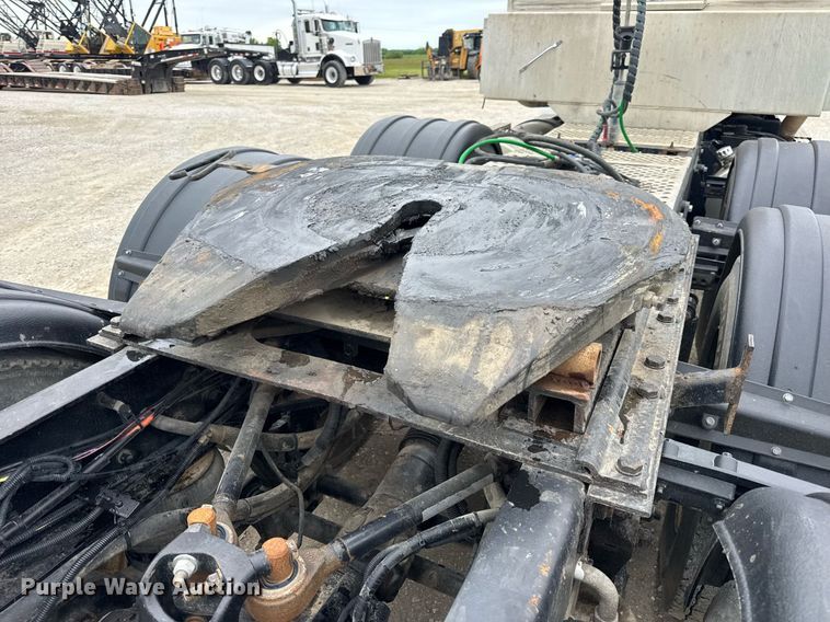 image for item DV4097 2014 Kenworth T800 semi truck