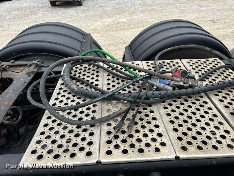 image for item DV4097 2014 Kenworth T800 semi truck