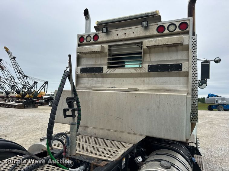 image for item DV4097 2014 Kenworth T800 semi truck