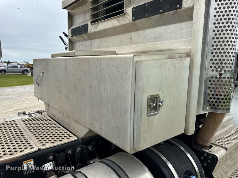 image for item DV4097 2014 Kenworth T800 semi truck