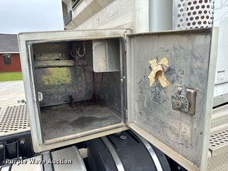 image for item DV4097 2014 Kenworth T800 semi truck