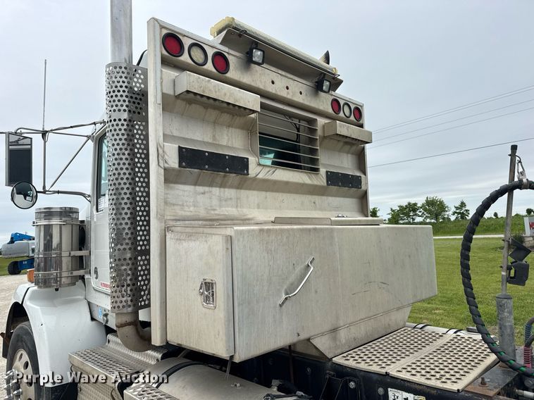 image for item DV4097 2014 Kenworth T800 semi truck