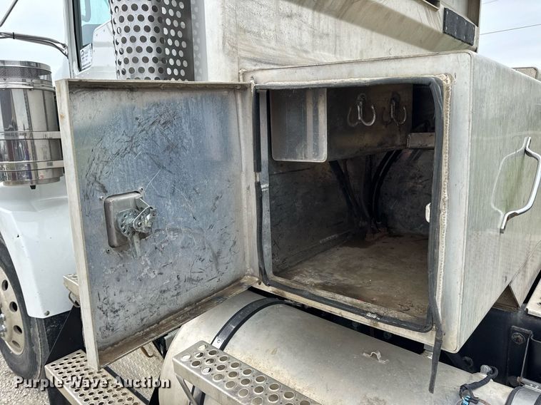 image for item DV4097 2014 Kenworth T800 semi truck