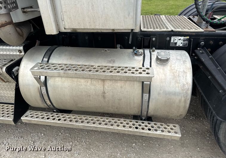 image for item DV4097 2014 Kenworth T800 semi truck