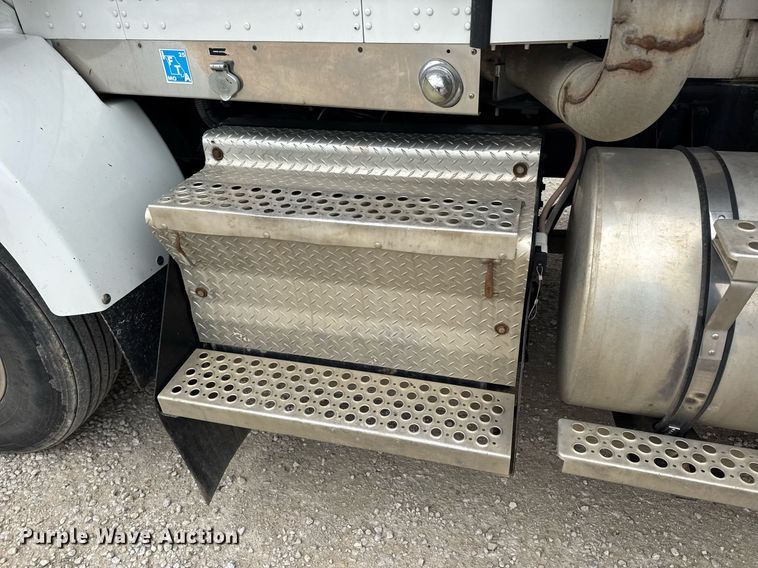 image for item DV4097 2014 Kenworth T800 semi truck