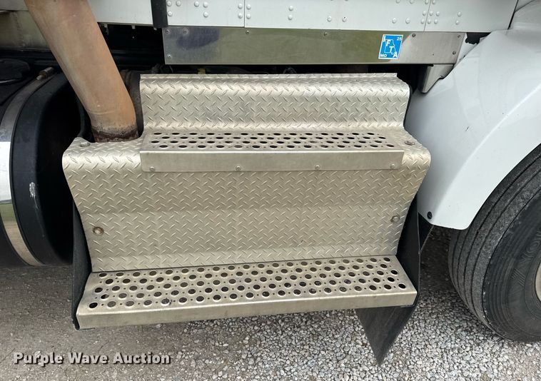 image for item DV4097 2014 Kenworth T800 semi truck