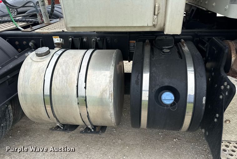 image for item DV4097 2014 Kenworth T800 semi truck