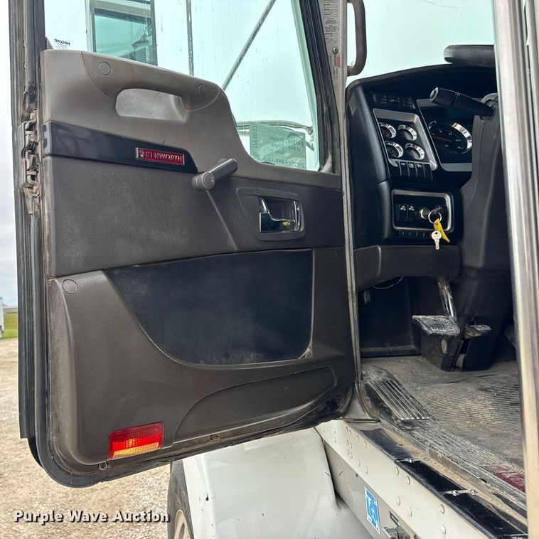 image for item DV4097 2014 Kenworth T800 semi truck