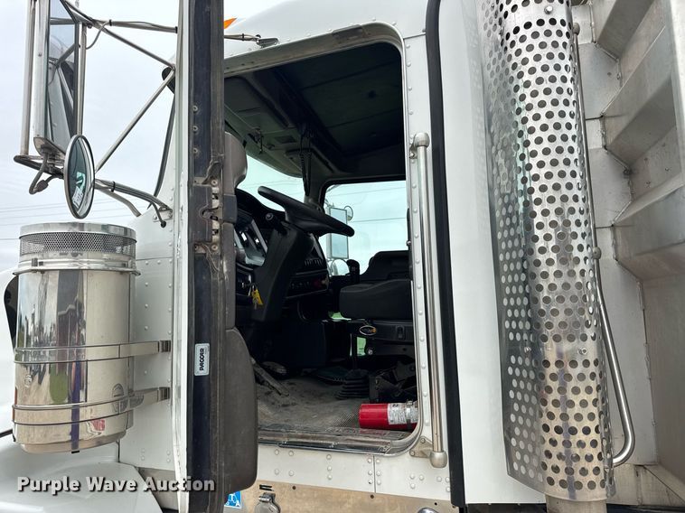 image for item DV4097 2014 Kenworth T800 semi truck