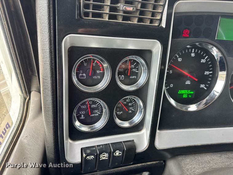 image for item DV4097 2014 Kenworth T800 semi truck