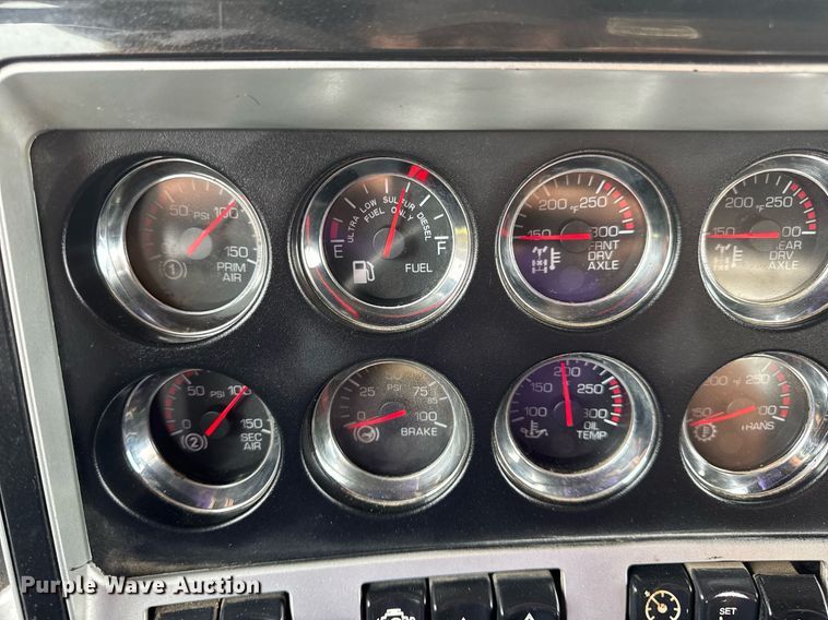 image for item DV4097 2014 Kenworth T800 semi truck