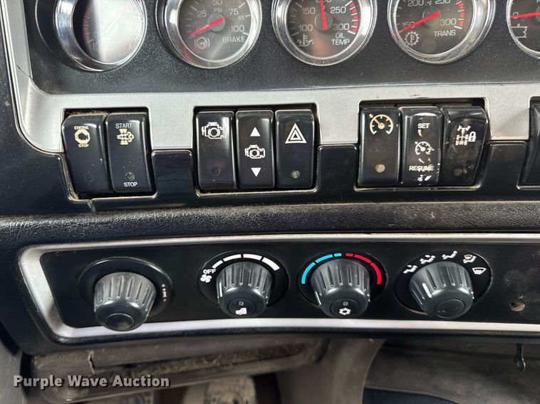 image for item DV4097 2014 Kenworth T800 semi truck