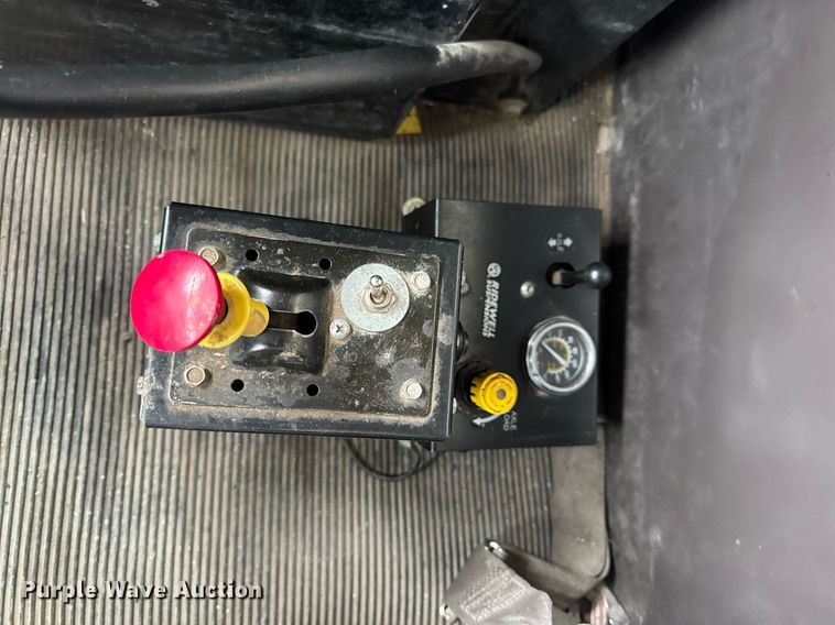 image for item DV4097 2014 Kenworth T800 semi truck