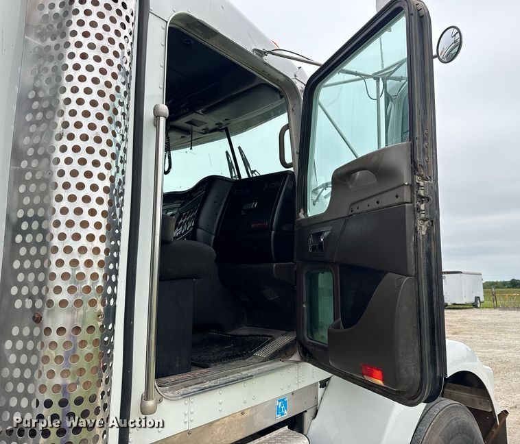 image for item DV4097 2014 Kenworth T800 semi truck