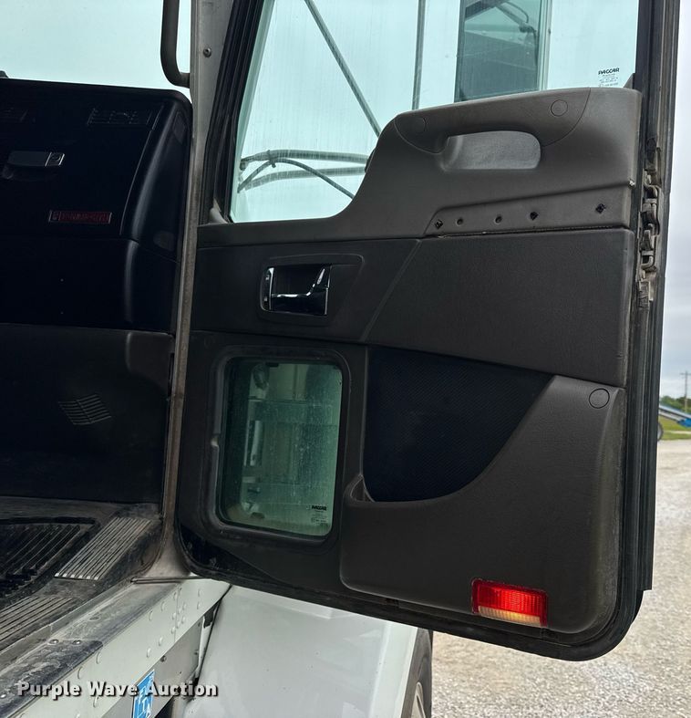 image for item DV4097 2014 Kenworth T800 semi truck