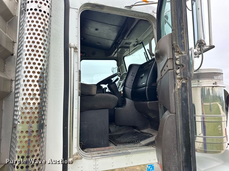 image for item DV4097 2014 Kenworth T800 semi truck