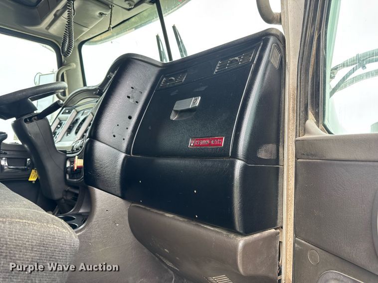 image for item DV4097 2014 Kenworth T800 semi truck