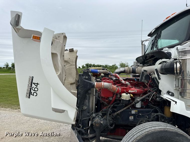 image for item DV4097 2014 Kenworth T800 semi truck