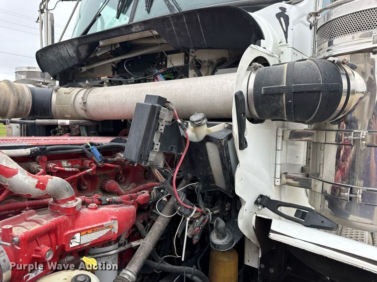 image for item DV4097 2014 Kenworth T800 semi truck