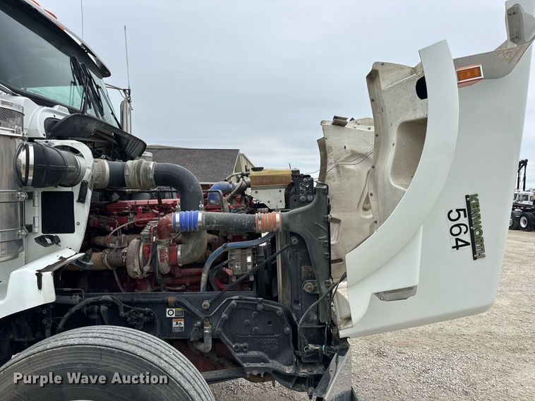 image for item DV4097 2014 Kenworth T800 semi truck