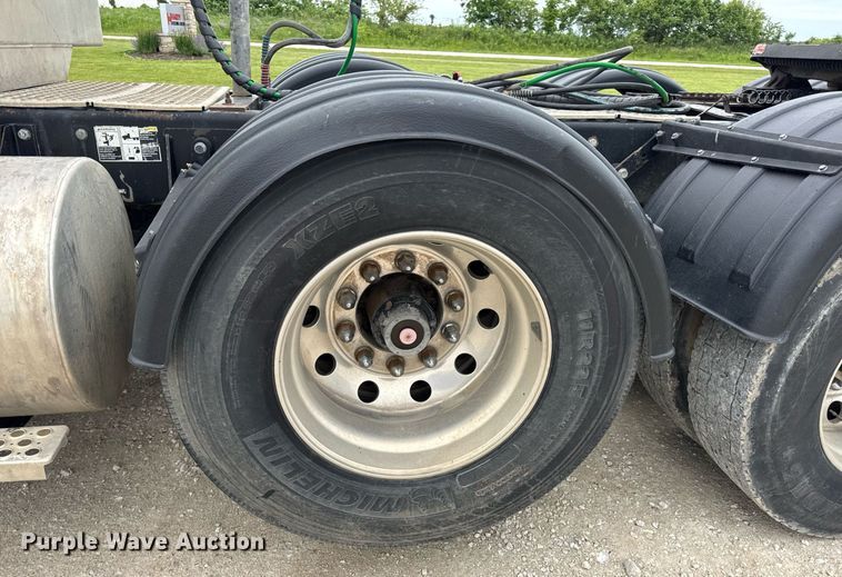 image for item DV4097 2014 Kenworth T800 semi truck