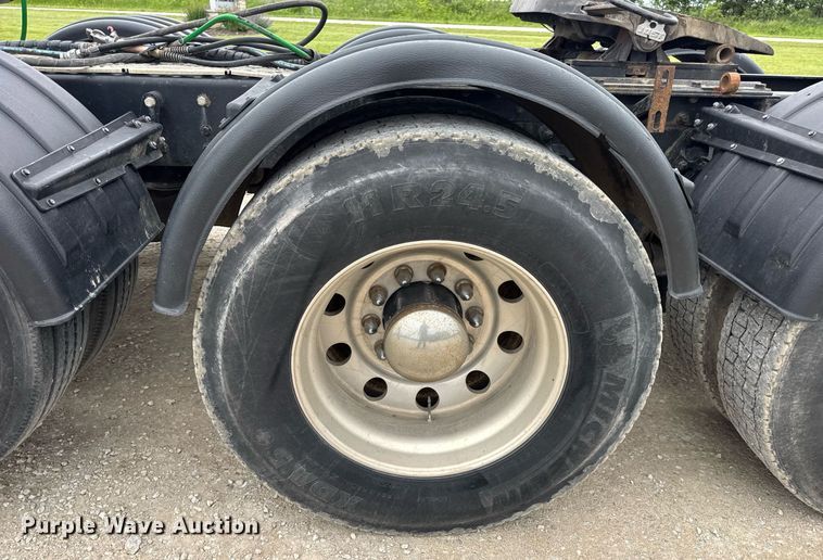 image for item DV4097 2014 Kenworth T800 semi truck