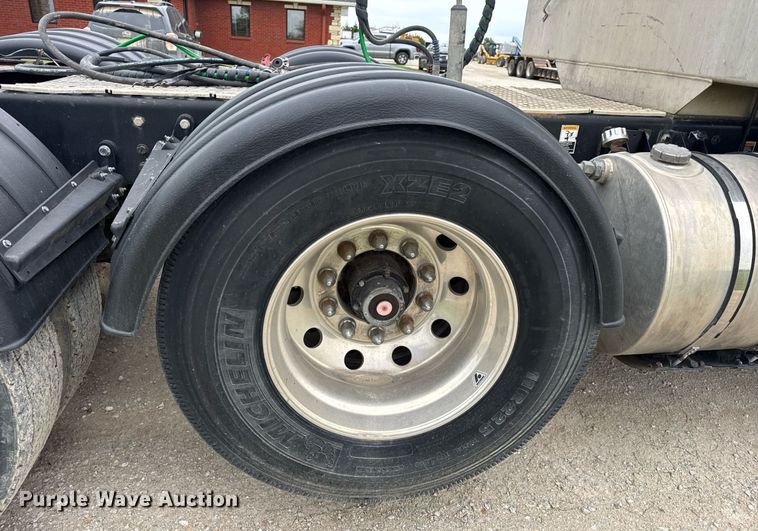 image for item DV4097 2014 Kenworth T800 semi truck