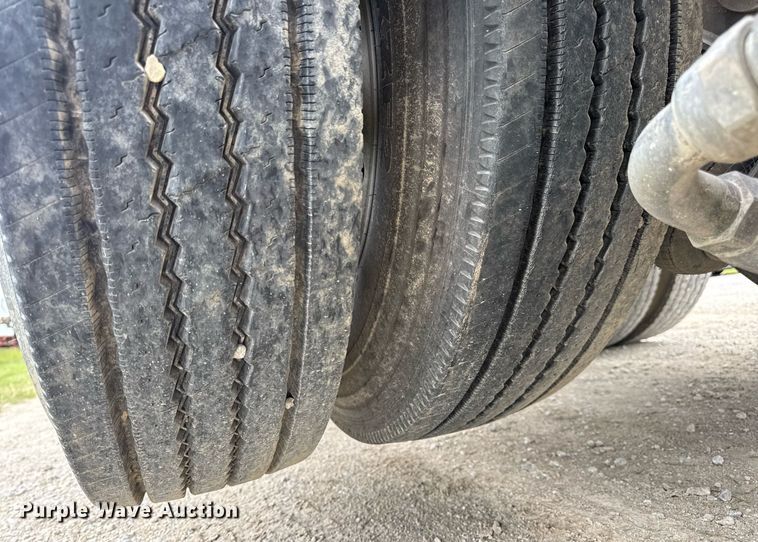 image for item DV4097 2014 Kenworth T800 semi truck